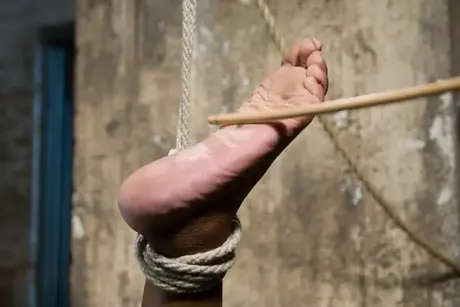Ebony MILF Monique potrestána vibrátorem v lanovém bondage