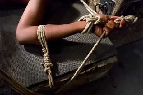 Ebony MILF Monique potrestána vibrátorem v lanovém bondage