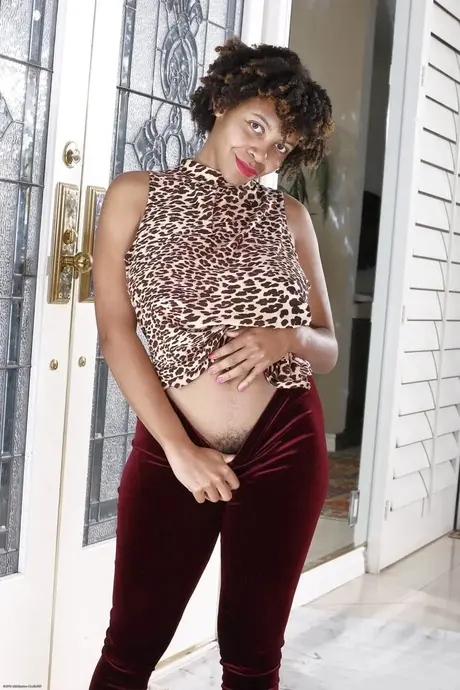 Ebony MILF Oya roztahuje stydké pysky poté, co si sundala sametové kalhoty