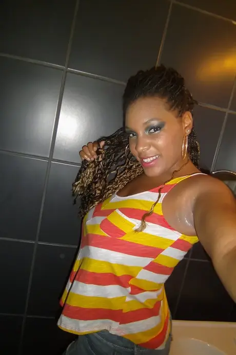 Une femme ébène prend des selfies dans la salle de bain de ses gros seins et de sa chatte naturelle