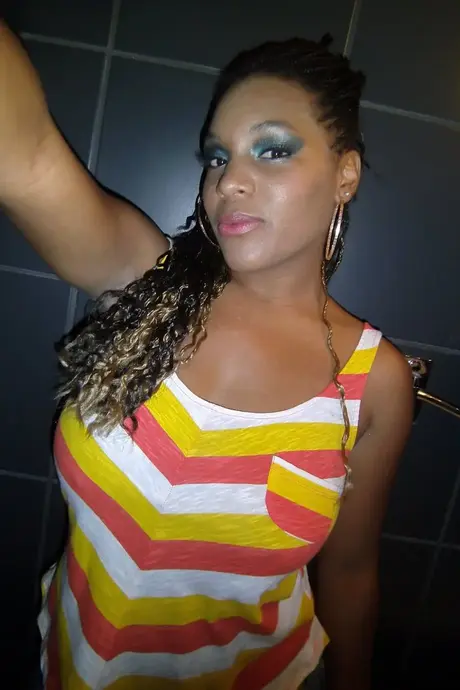 Une femme ébène prend des selfies dans la salle de bain de ses gros seins et de sa chatte naturelle