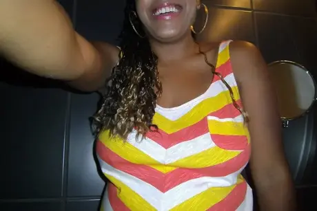 Une femme ébène prend des selfies dans la salle de bain de ses gros seins et de sa chatte naturelle