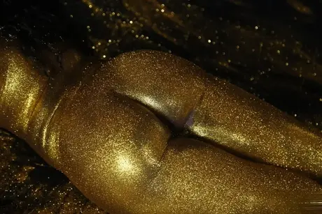 Černoška s velkým zadkem má v noci sex s bělošským mužem u bazénu