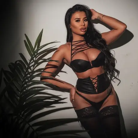 Glamouröse Bombshell Valentina neckt in schwarzer Dessous, bevor sie sich auszieht