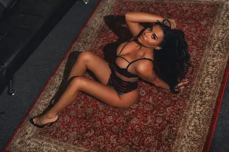 Glamouröse Bombshell Valentina neckt in schwarzer Dessous, bevor sie sich auszieht
