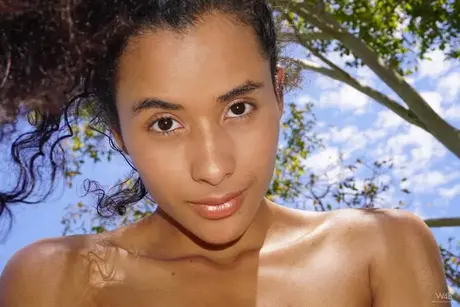 Glamourmodellen Mia Nix viser sin barberede skede med markante kønslæber ved poolen