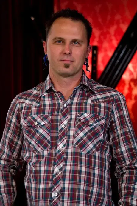 Nádherná černošská MILF Nyomi Banxxx disciplinuje poslušného mužského sexuálního otroka plácáním