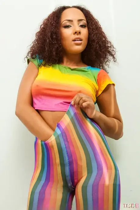 Magnifique femme noire retire son collant coloré pour se mettre entièrement nue
