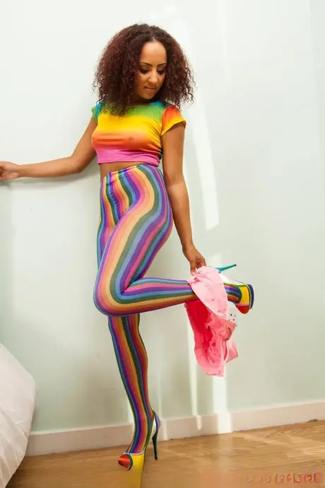 Magnifique femme noire retire son collant coloré pour se mettre entièrement nue
