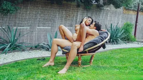 La magnifique beauté ébène Nia Nacci aux seins naturels profite d'une rencontre en plein air