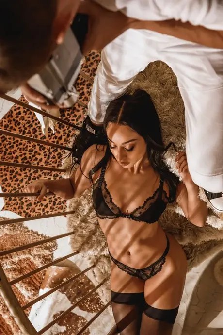 Nádherná černošská pornoherečka Teanna Trump předvádí krajkované prádlo před sexem