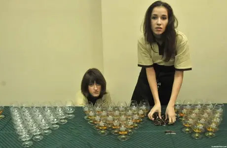 Grace Youngとガールフレンドが夜の外出中に自撮りを撮る