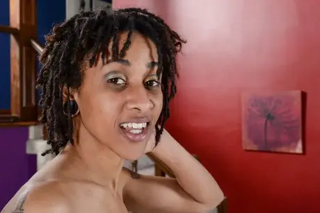 Indie Cass, ebony-teenager, spreder sin naturlige fisse efter at have klædt sig af