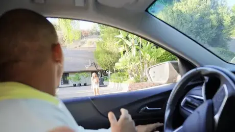 Mezirasový lesbický pár se líbá po sexu na posteli