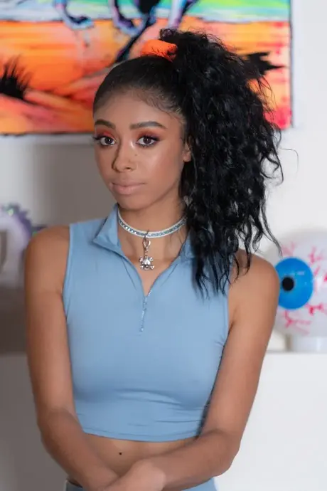 Jada Doll, ebony-teenager, deepthroater en hvid pik og rider den i doggystyle