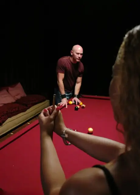 Jessica Host verleidt de barman bij de pooltafel en pijpt hem vervolgens