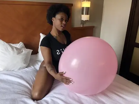 Kassey Starr předvádí svůj velký černý zadek v kalhotkách