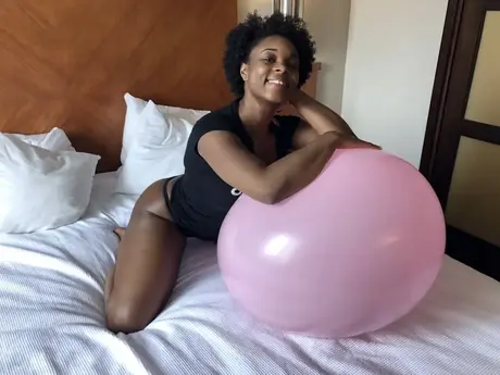 Kassey Starr předvádí svůj velký černý zadek v kalhotkách