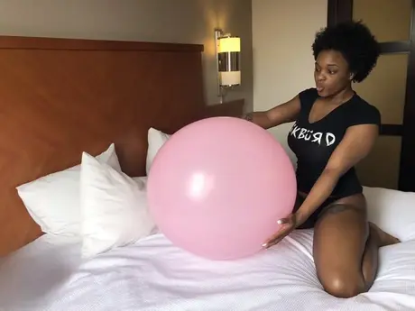 Kassey Starr předvádí svůj velký černý zadek v kalhotkách