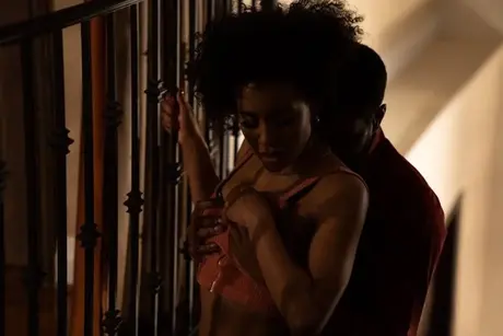 La soirée de rendez-vous de Kira Noir mène à un sexe passionné et sans inhibitions