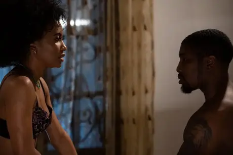 La soirée de rendez-vous de Kira Noir mène à un sexe passionné et sans inhibitions