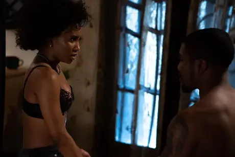 La soirée de rendez-vous de Kira Noir mène à un sexe passionné et sans inhibitions