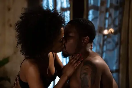 La soirée de rendez-vous de Kira Noir mène à un sexe passionné et sans inhibitions