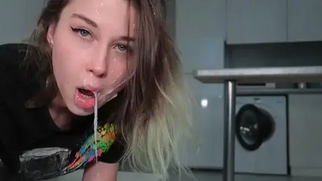 Laruna Mave vyplivne sperma po sexu z pochvy do úst na stole