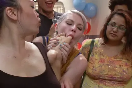 Latinskoamerická žena dostává do zadku během skupinového sexu s bílými a černými muži