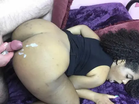 Layla Finesse: Пышная ebony-красотка в сцене doggystyle с cum на её большой заднице