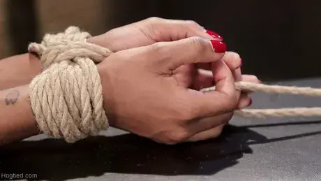 Lotus Lain, attachée et stimulée avec des jouets, atteint l'orgasme tandis qu'on la doigte