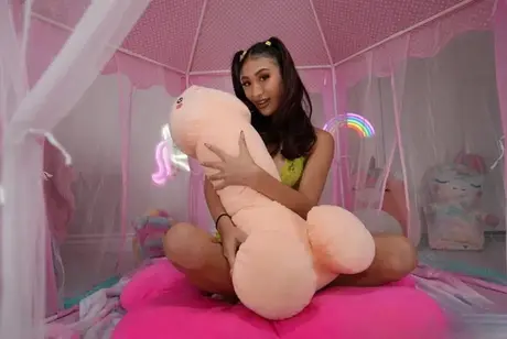 Mina Luxx se desnuda por completo dentro de su tienda de princesa