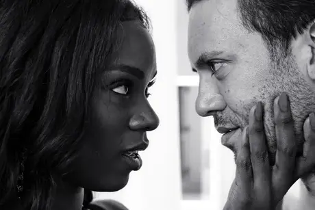 A Amante Ana Foxxx senta na cara de um garanhão bem dotado antes do sexo interracial