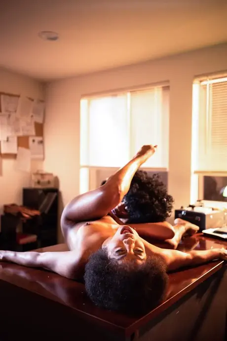 Misty StoneとCali Calienteがオフィスでオーラルセックスを楽しむ
