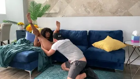 Misty Stone visar upp sin stora rumpa inför interrasialt sex på soffan