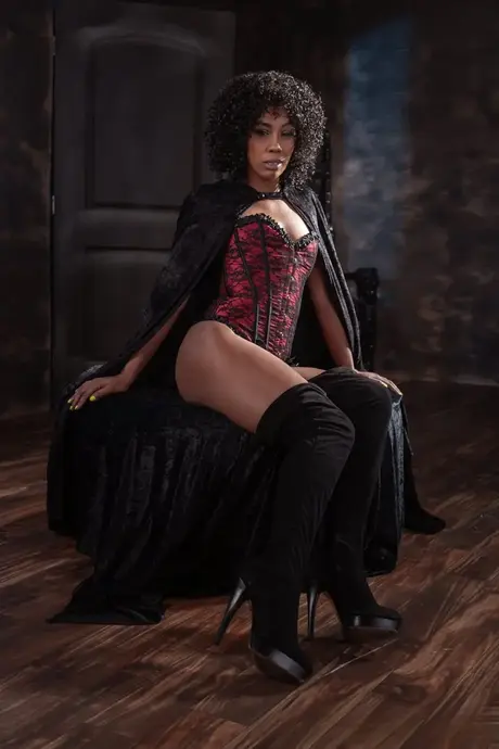 Misty Stone, kudrnatá ebony bomba, svádí v sexy halloweenském kostýmu