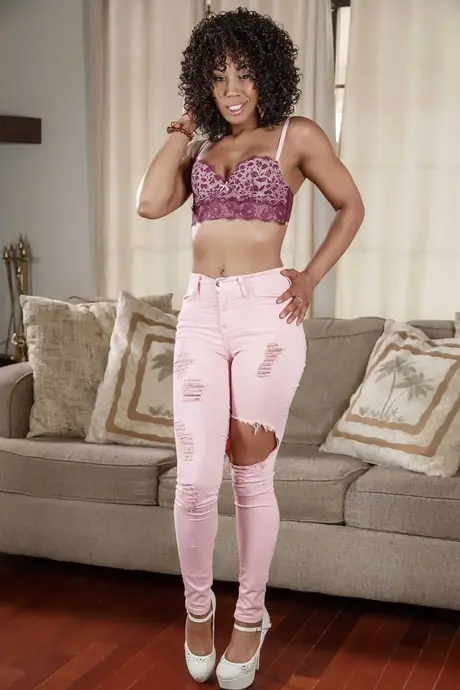 Misty Stone, la beauté ébène aux seins naturels, se déshabille et se donne du plaisir dans la chambre