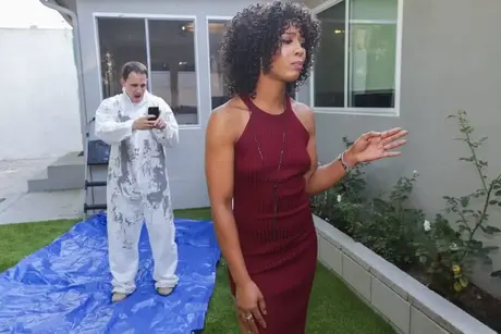 Misty Stone, med sit krøllede hår, forfører og tager den hvide pudsers pik