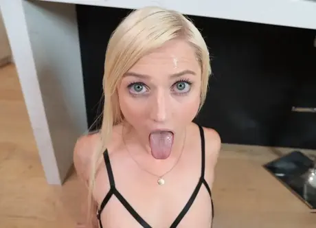 Morgan Rain, blonde Teenagerin, erhält einen Mund-Cumshot nach POV-Sex