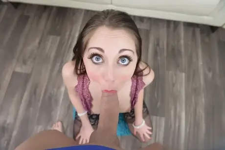 Nickey Huntsman, a puta de porra de olhos grandes, faz um boquete POV entusiasmado de joelhos