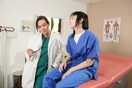 Nikki Hearts og Dr. Sinn Sage i et lesbisk klinikmøde