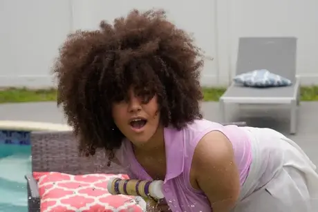 Nina Diaz, afro teen, ukazuje svá velká prsa a jezdí na ptáku roztomilého kluka