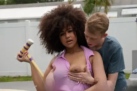 Nina Diaz, afro teen, ukazuje svá velká prsa a jezdí na ptáku roztomilého kluka
