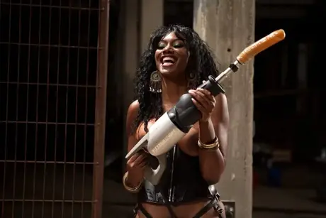 Nyomi Banxxx ohýbá mužského otroka přes bednu a peguje ho