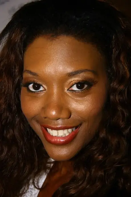 Nyomi Banxxx、チョコレートの娼婦がグローリーホールでペニスをしゃぶりながら精液を味わう