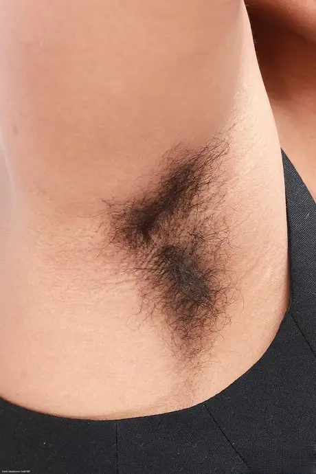 Panreece, exotická ebenová kráska, si myje svá velká přirozená prsa a ochlupenou vaginu