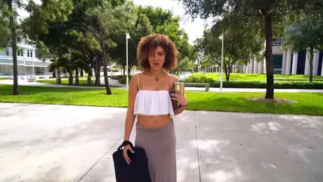 Payton Banks, černoška s velkými prsy, je po špehování ošukána v autě