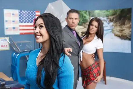 Peta Jensen, vysokoškolačka, má sex s velkým zvířetem z kampusu v jeho kanceláři