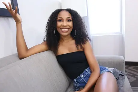 Миниатюрная ebony MILF Olivia Jayy получает тщательную POV-долбёжку после орального секса