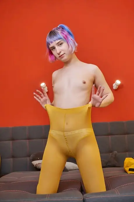 Pinky, la jeune femme aux cheveux teints, se déshabille complètement dans un spectacle de striptease